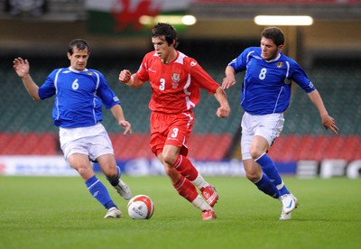 06.09.08 - World Cup 2010 Qualifying Wales v Azerbaijan Wales' Gareth Bale is challenged by Azerbaijan's Elmar Bakhsiyev and Djavid Huseinov 