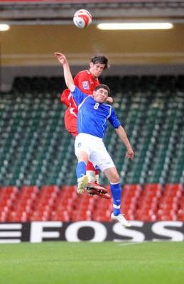 06.09.08 - World Cup 2010 Qualifying Wales v Azerbaijan Wales' Gareth Bale and Azerbaijan's Djavid Huseinov go for a high ball 