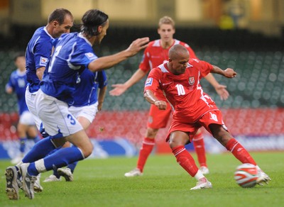 06.09.08 - World Cup 2010 Qualifying Wales v Azerbaijan Wales' Rob Earnshaw tries to get a shot on target as Azerbaijan's Sahsa challenges 