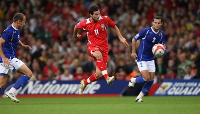06.09.08... Wales v Azerbaijan, World Cup 2010 Qualifying Match, Cardiff  -  Wales' Joe Ledley plays the ball through 