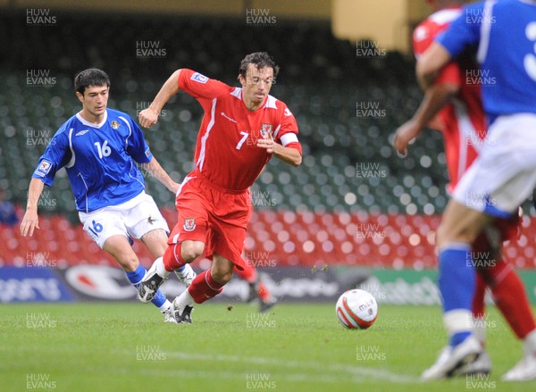 06.09.08 - World Cup 2010 Qualifying Wales v Azerbaijan Wales' Simon Davies tries to break through 