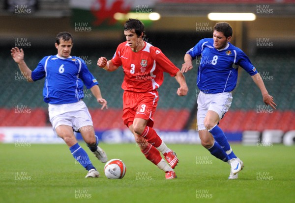 06.09.08 - World Cup 2010 Qualifying Wales v Azerbaijan Wales' Gareth Bale is challenged by Azerbaijan's Elmar Bakhsiyev and Djavid Huseinov 