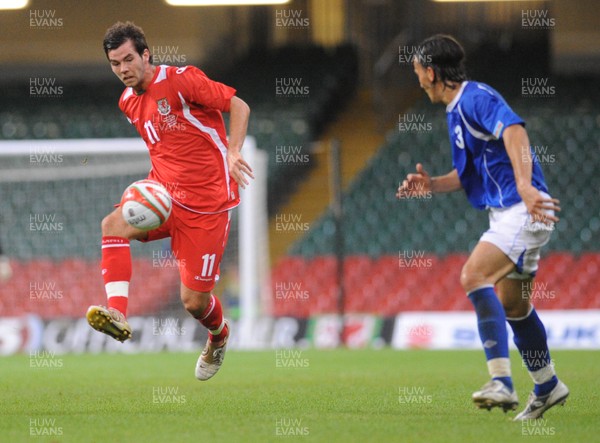 06.09.08 - World Cup 2010 Qualifying Wales v Azerbaijan Wales' Joe Ledley tries top find a way through  
