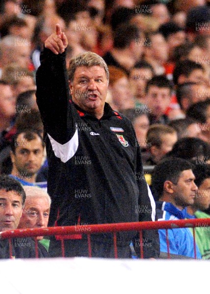 06.09.08 - World Cup 2010 Qualifying Wales v Azerbaijan Wales' manager John Toshack 