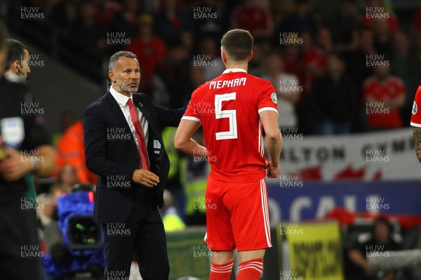 060919 - Wales v Azebaijan - UEFA Euro 2020 Qualifier -  Coach of Wales Ryan Giggs gives instructions to Chris Mepham 