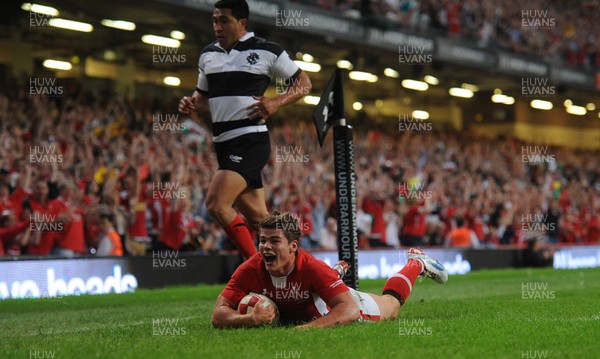 020612 - Wales v Barbarians - Powered by Under Armour -Harry Robinson of Wales scores try