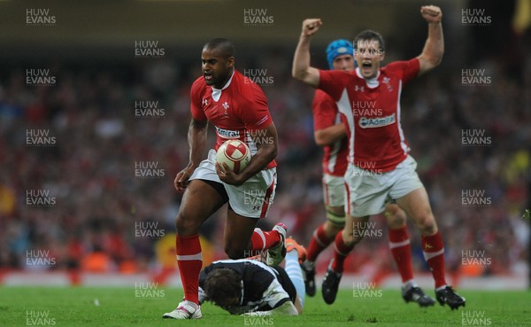 020612 - Wales v Barbarians - Powered by Under Armour -Aled Brew of Wales runs in to score try