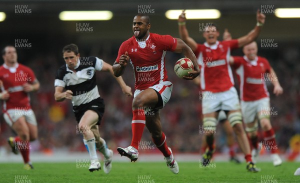 020612 - Wales v Barbarians - Powered by Under Armour -Aled Brew of Wales runs in to score try