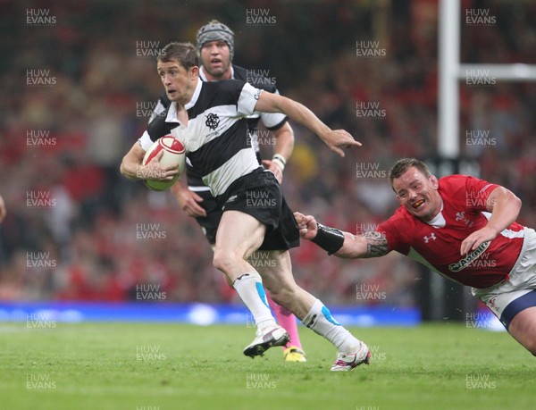 020612  Wales v BarbariansÉBarbarians Shane Williams evades a tackle by Matthew Rees