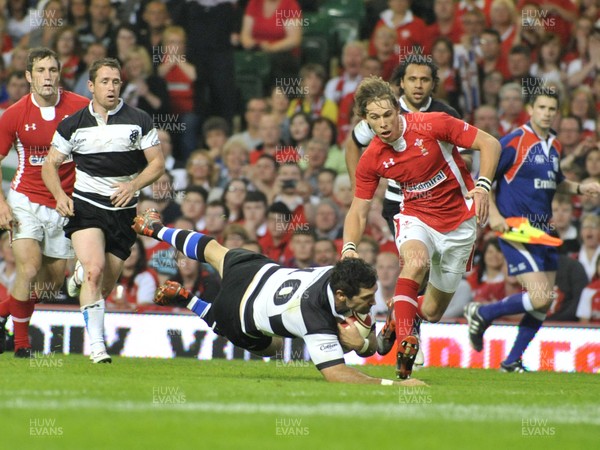 020612 - Wales v Barbarians - Powered by Under Armour - Stephen Donald of Barbarians scores