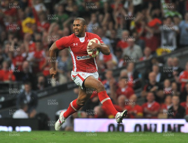 020612 - Wales v Barbarians - Powered by Under Armour - Aled Brew of Wales breaks free to score in the final minute