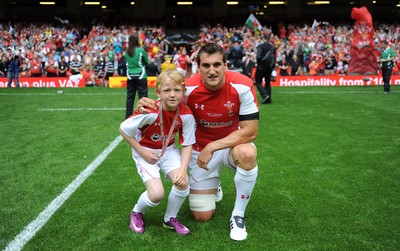 04.06.11 - Wales v Barbarians - DHL Challenge - Wales captain Sam Warburton with match mascot Thomas Hughes. 