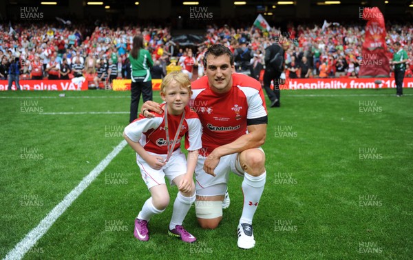 04.06.11 - Wales v Barbarians - DHL Challenge - Wales captain Sam Warburton with match mascot Thomas Hughes. 
