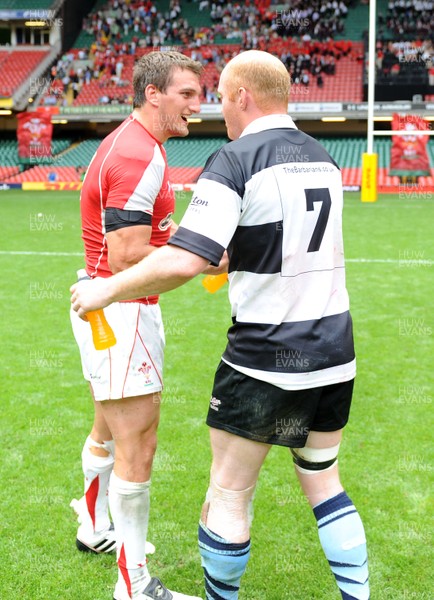 04.06.11 - Wales v Barbarians - DHL Challenge - Martyn Williams of Barbarians talks to Sam Warburton of Wales at the end of the game. 