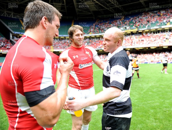 04.06.11 - Wales v Barbarians - DHL Challenge - Martyn Williams of Barbarians talks to Sam Warburton and Ryan Jones of Wales at the end of the game. 