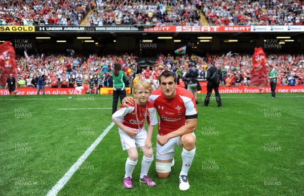 04.06.11 - Wales v Barbarians - DHL Challenge - Wales captain Sam Warburton with match mascot Thomas Hughes. 
