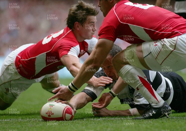 04.06.11 Wales v The Barbarians - DHL Challenge WRU 130th Anniversary Match - Barbarians' Sergio Parisse stretches out to score. 
