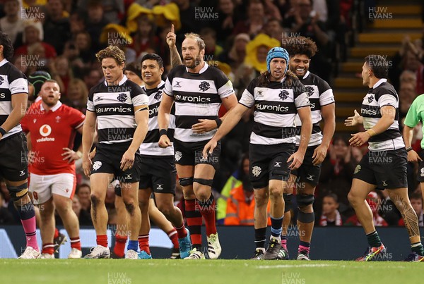 041123 - Wales v Barbarians - Alun Wyn Jones of Barbarians celebrates scoring a try with Justin Tipuric