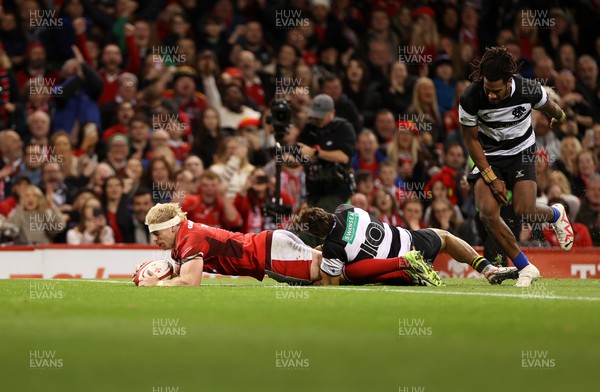 041123 - Wales v Barbarians - Aaron Wainwright of Wales scores a try