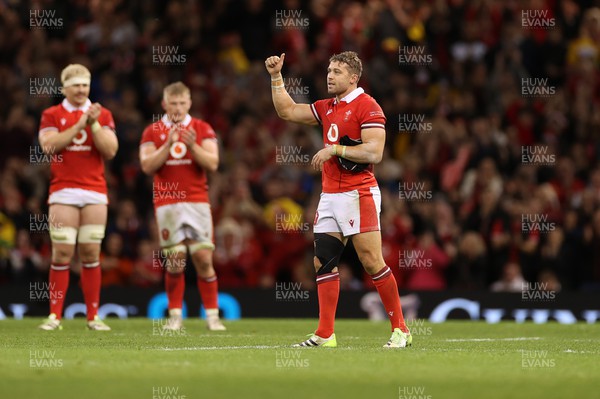 041123 - Wales v Barbarians - Leigh Halfpenny of Wales thanks the fans as he leaves the field for a final time