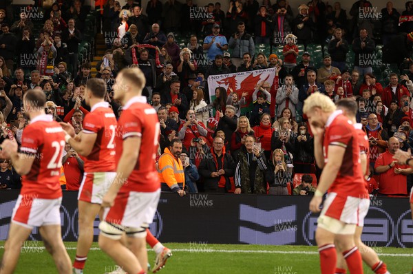 041123 - Wales v Barbarians - Wales thank the fans