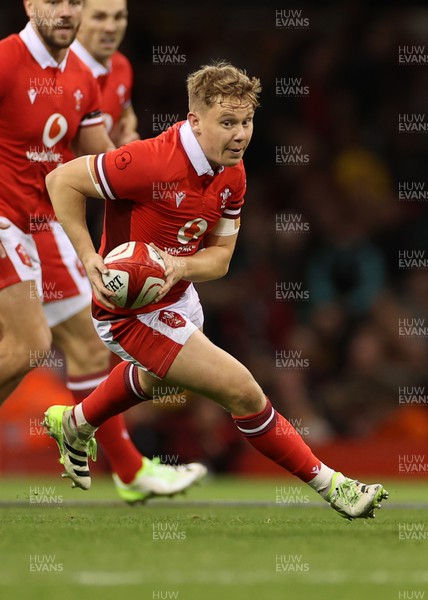 041123 - Wales v Barbarians - Sam Costelow of Wales 