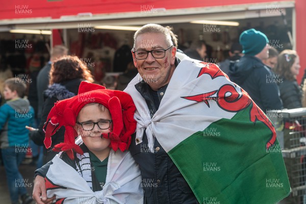 041123 - Wales v Barbarians - Wales fans in Westgate Street