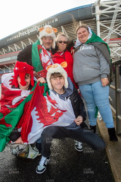 041123 - Wales v Barbarians - Wales fans in Westgate Street