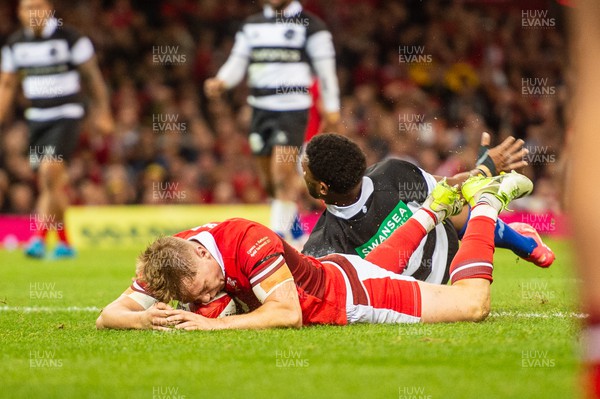 041123 - Wales v Barbarians - Sam Costelow of Wales scores a try