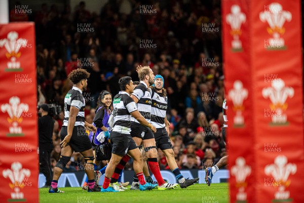 041123 - Wales v Barbarians - Alun Wyn Jones of Barbarians celebrates his try