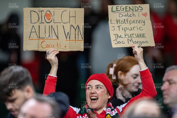 041123 - Wales v Barbarians - A fan shows her gratitude to the retiring players