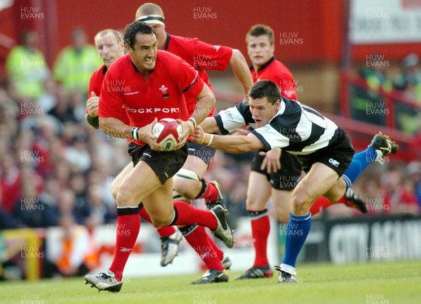 26-05-04. Wales v Barbarians. ASHTON GATE BRISTOL.  Wales' Sonny Parker gets away from Matt Burke.  