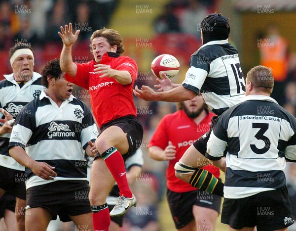 26-05-04. Wales v Barbarians. ASHTON GATE BRISTOL.  Wales' Shane Williams (left) tries to beat Bruce Reihana to ball.  