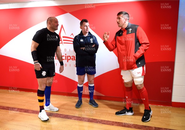 301119 - Wales v Barbarians - International Rugby - Rory Best of Barbarians, Referee Nigel Owens and Justin Tipuric of Wales during the coin toss