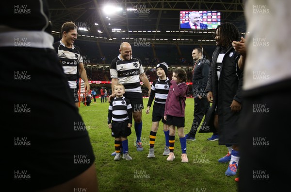 301119 - Wales v Barbarians - Rory Best with children Richie, eldest Ben and daughter Penny during the team huddle
