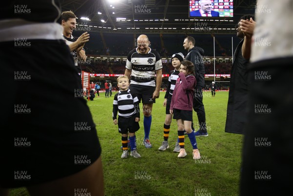 301119 - Wales v Barbarians - Rory Best with children Richie, eldest Ben and daughter Penny during the team huddle