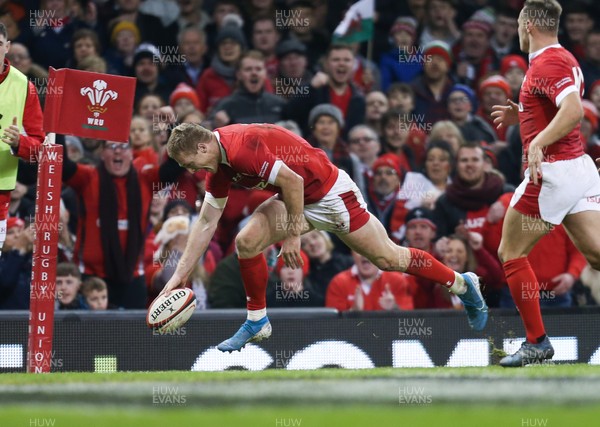 301119 - Wales v Barbarians, Principality Stadium - Johnny McNicholl of Wales races in to score try