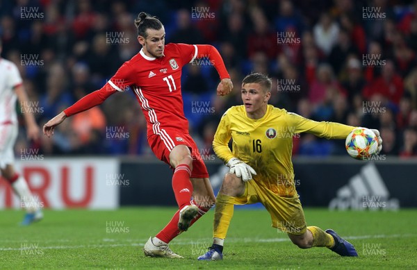 090919 - Wales v Belarus - International Friendly - Gareth Bale of Wales challenges Maksim Plotnikau of Belarus