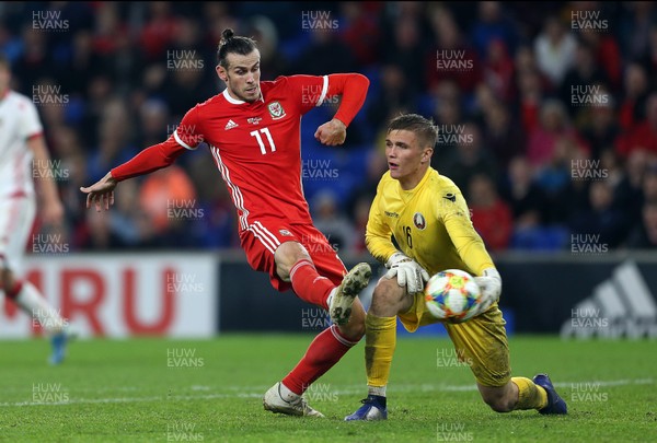 090919 - Wales v Belarus - International Friendly - Gareth Bale of Wales challenges Maksim Plotnikau of Belarus