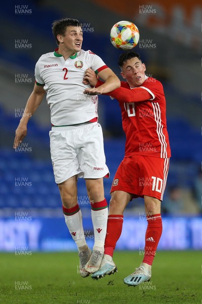 090919 - Wales v Belarus, International Challenge Match - Harry Wilson of Wales and Stanislav Dragun of Belarus compete for the ball