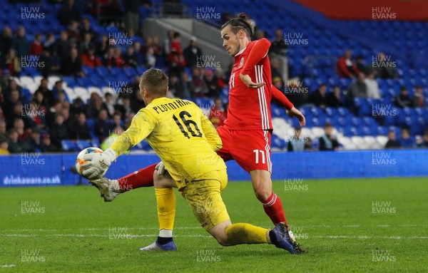 090919 - Wales v Belarus, International Challenge Match - Gareth Bale of Wales challenges Maksim Plotnikau of Belarus