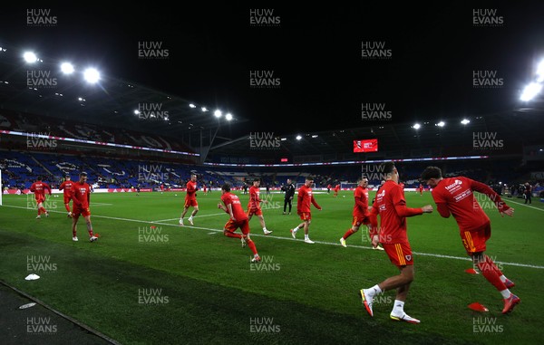 131121 - Wales v Belarus, 2022 World Cup Qualifying Match -  Wales players warm up ahead of kick off