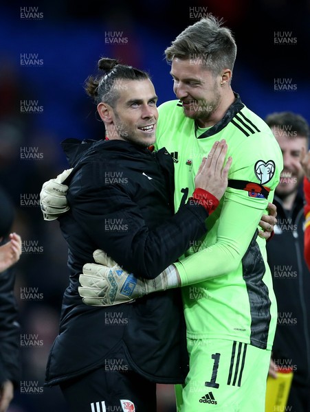 131121 - Wales v Belarus, 2022 World Cup Qualifying Match -  Gareth Bale and Wales goalkeeper Wayne Hennessey at the end of the game