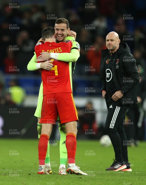 131121 - Wales v Belarus, 2022 World Cup Qualifying Match -  Ben Davies and Wales goalkeeper Daniel Ward at the end of the game