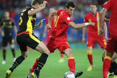 070912 - Wales v Belgium, FIFA 2014 World Cup Qualifying match - Wales' Gareth Bale is challenged by Belgium's Jan Vertonghen 