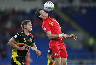 070912 - Wales v Belgium, FIFA 2014 World Cup Qualifying match - Wales' Gareth Bale controls the ball under pressure from Belgium's Jan Vertonghen 