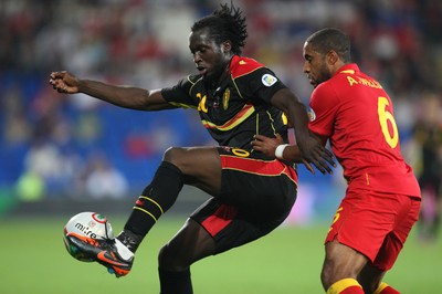 070912 - Wales v Belgium, FIFA 2014 World Cup Qualifying match - Belgium's Romelu Lukaku holds off Wales' Ashley Williams 