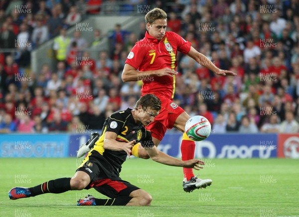 070912 - Wales v Belgium, FIFA 2014 World Cup Qualifying match - Wales' David Edwards challenges Belgium's Guillaume Gillet for the ball