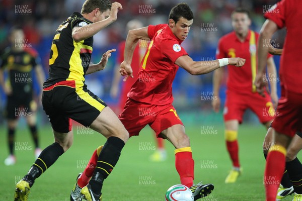 070912 - Wales v Belgium, FIFA 2014 World Cup Qualifying match - Wales' Gareth Bale is challenged by Belgium's Jan Vertonghen 