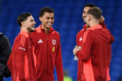 131025 - Wales v Belgium - 2026 FIFA World Cup Qualifying - Liam Cullen and Brennan Johnson of wales arrive and inspect the pitch ahead of the match
